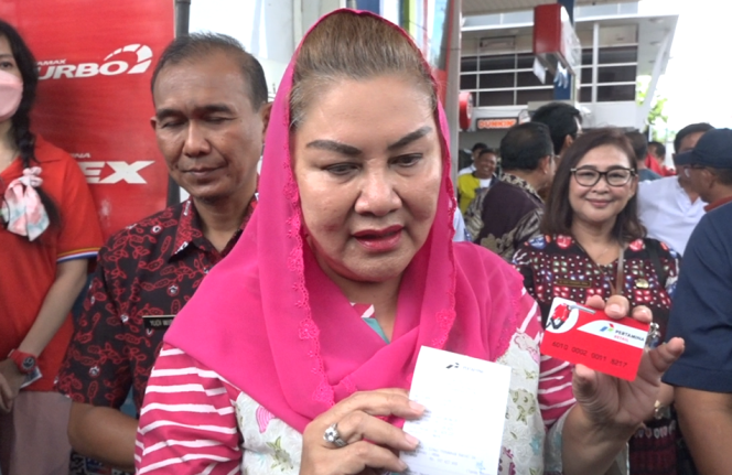 
					Wali Kota Semarang, Hevearita Gunaryanti Rahayu meresmikan pemakaian kartu RFID (Radio Frequency Identification) Pertamina untuk pembayaran transaksi BBM non-tunai pada mobil operasional Disperkim di SPBU Sultan Agung, Jalan Sisingamangaraja, Kaliwiru, Candisari, Jumat (5/1).