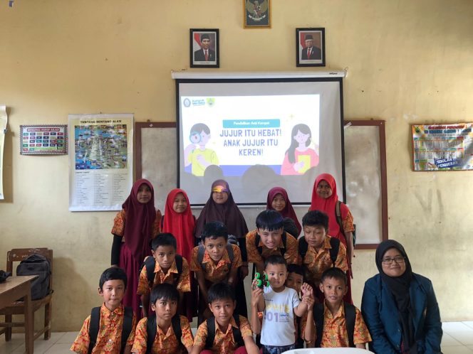 
					Foto: Putri Dwi Febriyanti, mahasiswa KKN UNDIP, berfoto bersama siswa SDN Gading 1 setelah agenda edukasi pendidikan antikorupsi “Jujur itu Hebat, Anak Jujur itu Keren”