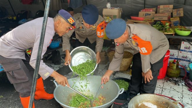 
					Sejumlah Personil Brimob Polda Jateng Siapkan Makanan untuk Korban Banjir Demak, Total Ada 4000 Paket