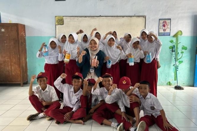 
					Botol Bekas Dibuang Begitu Saja, Rugi Dong! Mahasiswa KKN UNDIP Bersama Siswa SDN Kebanggan Menyulap Sampah Menjadi Barang Berguna