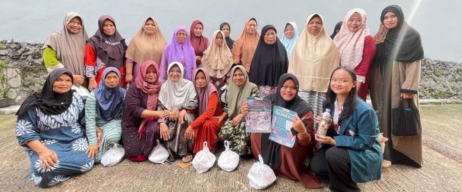 
					Foto bersama Ibu-Ibu Desa Kebanggan