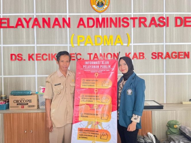 
					Penyerahan standing banner alur pelayanan publik oleh Danica Ivania Kustrijanto kepada Lurah Desa Kecik