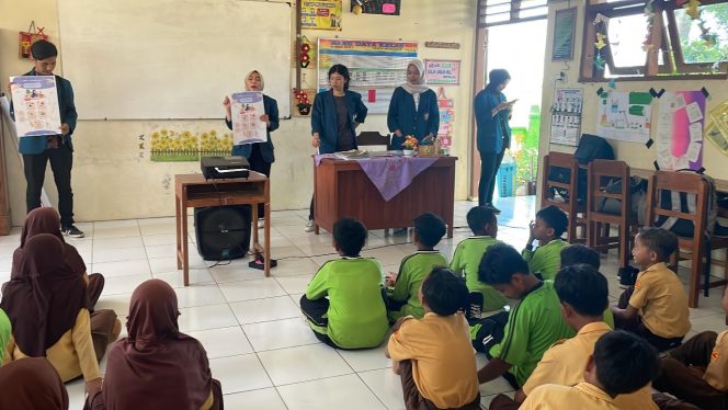 
					Mahasiswa KKN Tim 1 Undip 2024 Sosialisasikan Pentingnya Edukasi Saving Management kepada Siswa SDN Kecik 2