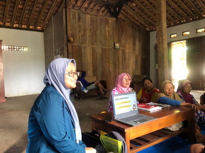 
					FOTO: Putri Dwi Febriyanti, mahasiswa KKN UNDIP, mengenalkan literasi kebijakan kepada masyarakat Desa Gading menuju Pemilu 2024