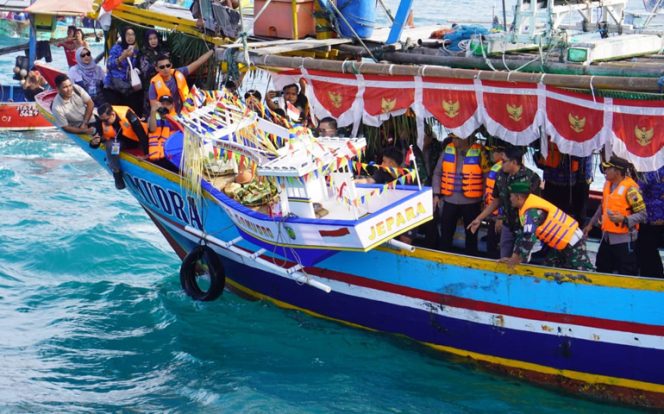 
					Meriah, Prosesi Larungan Kepala Kerbau sebagai Puncak Pekan Syawalan di Jepara