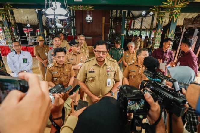 
					Nana Sudjana Serahkan Bantuan Keuangan di Wonosobo Senilai Rp160 miliar