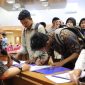 Universitas Muhammadiyah Surakarta (UMS) menggelar pertemuan dan penandatanganan Memorandum of Understanding (MoU) dengan para penerima beasiswa yang disediakan oleh UMS. Acara ini berlangsung di Ruang Seminar Pascasarjana UMS, Sabtu (27/4).