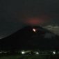 LUMAJANG, aNewsid.com - Gunung Semeru kembali mengalami erupsi dengan ketinggian letusan abu vulkanik hingga 1.000 meter atau satu kilometer dari puncak pada Minggu. Gunung yang terletak di perbatasan Kabupaten Lumajang dengan Malang Jawa Timur, itu erupsi sebanyak dua kali.