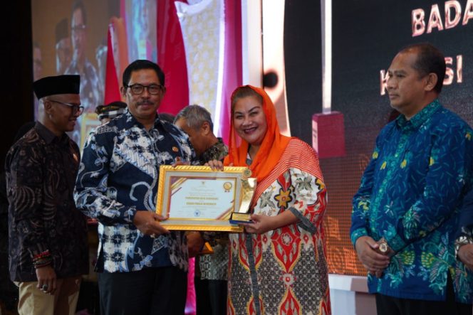 
					Serentak Warga Gayamsari Deklarasikan Dukung Mbak Ita Kembali Maju Pilwalkot Semarang 2024
