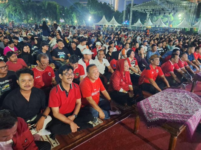 
					Antusias Ribuan Warga Serbu Simpang, Ramaikan Nobar Timnas vs Irak di Simpang Lima