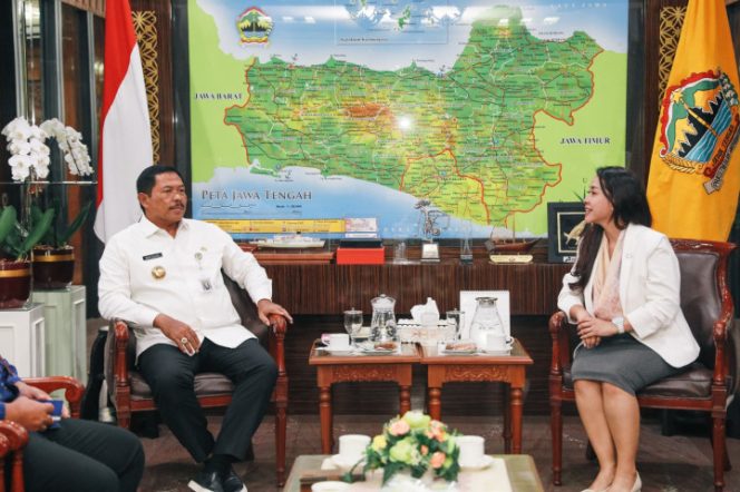 
					Nana Sudjana Perhatikan Sektor Ekonomi Dengan Rangkul Kadin Untuk Gaet Investor