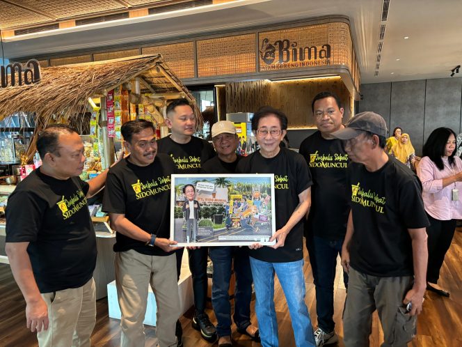 
					Direktur Pemasaran PT Sido Muncul Irwan Hidayat menerima kenang-kenangan dari para wartawan