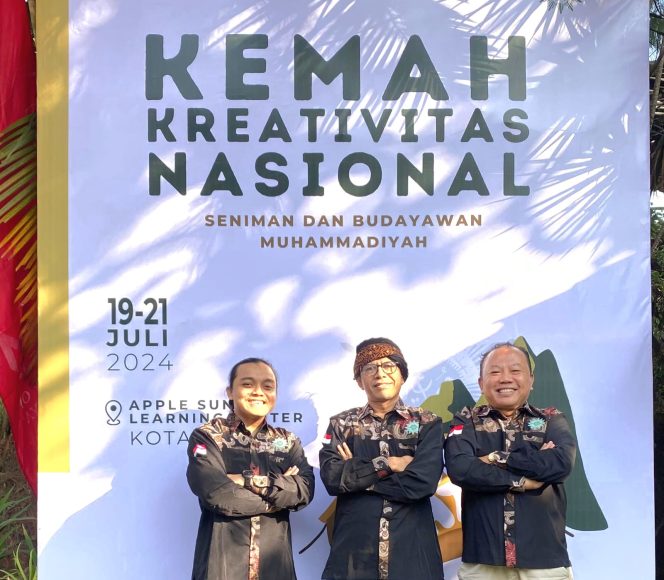 
					Delegasi dari Lembaga Seni Budaya dan Olahraga (LSBO) PWM Jateng  3 orang yaitu HM. Abduh Hisyam, S.Ag, MH, Dr. Teguh Hadi Prayitno, MM, MH,. M.Hum dan Muhammad Habiburrahman dalam acara Kemah Kreativitas Nasional Seniman dan Budayaan Muhammadiyah