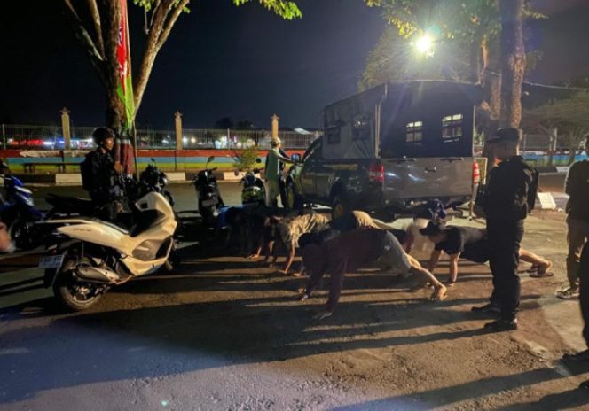 
					Polres Jepara Berikan Pembinaan Pada Gerombolan Remaja yang Tengah Asyik Pesta Miras di Pinggir Pantai