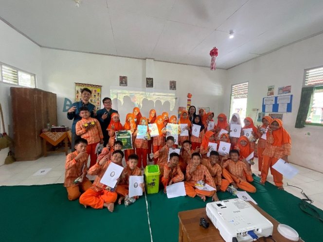 
					Mahasiswa KKN Undip Kenalkan Teknologi dengan Media Buku Dan Modul Robotik Sederhana Untuk Anak Anak Desa Wonokerto