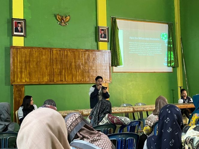 
					Sosialisasi Digitalisasi UMKM di Desa Ketanggan: Optimalisasi WhatsApp Business untuk Tingkatkan Kualitas Layanan Pelanggan