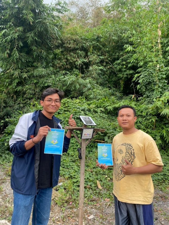 
					Solusi Terang dan Ramah Lingkungan! Mahasiswa KKN Undip Hadirkan Lampu Panel Surya